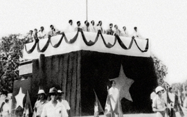 Sống lại những ngày lịch sử qua từng trang sách 'Dấu ấn Cách mạng Tháng Tám năm 1945'