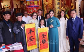 Phu nhân Ngô Phương Ly và Phu nhân Lis Cuesta Peraza tham quan đền Ngọc Sơn