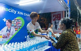 Đội ngũ y tế kịp thời hỗ trợ người dân gặp vấn đề sức khỏe khi tham dự đại lễ