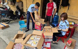 Hà Nội thu giữ nhiều bánh trung thu, đồ chơi nhập lậu