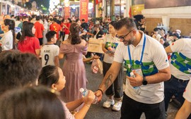 CEO Pharmacity trực tiếp trao từng chai nước đến người dân trong đêm đại lễ Quốc khánh