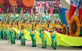 Chùm ảnh: Rạng rỡ khối quần chúng tham gia diễu hành tại A80