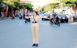Đang điều tiết giao thông, CSGT tránh dừng xe để kiểm soát, xử lý vi phạm