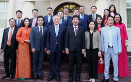 Phó Thủ tướng Thường trực Chính phủ Nguyễn Hòa Bình thăm Đại sứ quán Việt Nam tại UAE