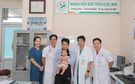 Lọc máu 13 ngày liên tục, hồi sinh bé trai người Mông 5 tháng tuổi