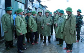Phó Thủ tướng Trần Hồng Hà kiểm tra công tác ứng phó bão số 10 tại Nghệ An