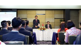 Phó Thủ tướng Lê Thành Long gặp mặt Cộng đồng người Việt Nam tại Kansai