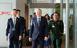 Phó Thủ tướng Thường trực Chính phủ Nguyễn Hòa Bình tới Singapore