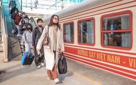 Khuyến cáo hành khách không mua vé tàu Tết qua 'cò vé'