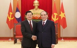 Tổng Bí thư, Chủ tịch nước Lào thăm nguyên Tổng Bí thư Nông Đức Mạnh