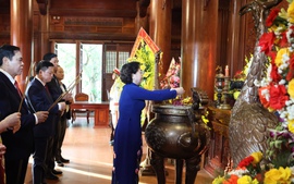 Phó Thủ tướng Phạm Thị Thanh Trà dâng hương tưởng niệm Chủ tịch Hồ Chí Minh tại Khu di tích Kim Liên