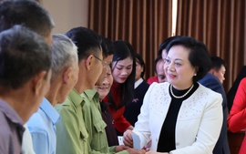 Phó Thủ tướng Phạm Thị Thanh Trà thăm, tặng quà Tết người có công, hộ nghèo, hộ khó khăn tại Nghệ An