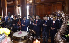Tổng Bí thư Tô Lâm dâng hương tưởng niệm Chủ tịch Hồ Chí Minh tại Nghệ An