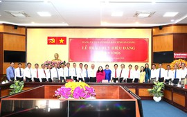 An Giang trao Huy hiệu 40 năm và 30 năm tuổi Đảng cho đảng viên thuộc UBND tỉnh