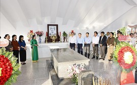 Chủ tịch Quốc hội Trần Thanh Mẫn dâng hương, viếng mộ Cụ Phó bảng Nguyễn Sinh Sắc