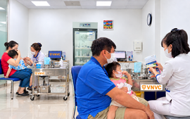 VNVC hỗ trợ 3 tỷ đồng, giúp hơn 100.000 trẻ tiêm vaccine tay chân miệng
