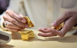 Mua vàng trả tiền mặt có mâu thuẫn với quy định thuế?