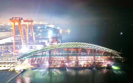 Xuyên đêm hạ thủy nhịp cầu đi bộ 3.400 tấn qua sông Sài Gòn