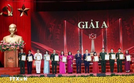 Thường trực Ban Bí thư Trần Cẩm Tú dự Lễ trao giải Cuộc thi chính luận về bảo vệ nền tảng tư tưởng của Đảng lần thứ Sáu