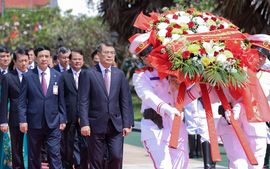 Thủ tướng Lê Minh Hưng đặt vòng hoa tại Đài tưởng niệm các chiến sĩ vô danh của Lào