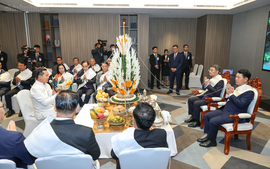 Thủ tướng Lê Minh Hưng dự lễ buộc chỉ cổ tay truyền thống của Lào