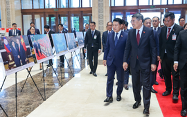 Hai Thủ tướng dự Hội nghị xúc tiến đầu tư Việt Nam-Lào: "Gắn kết chiến lược" trong lĩnh vực kinh tế