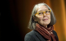 Chủ nhân Nobel Văn học đón tin giải thưởng giữa bánh quy, trà và việc nhà