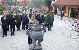 Tổng Bí thư Tô Lâm dâng hương tưởng niệm các đồng chí lãnh đạo tiền bối