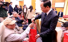 Trưởng Ban Tuyên giáo và Dân vận Trung ương chúc Tết tại Tuyên Quang