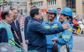 Thủ tướng Phạm Minh Chính cảm ơn, tặng quà công nhân vệ sinh môi trường tại Thủ đô