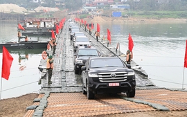 Thủ tướng khen các đơn vị "thần tốc" hoàn thành cầu phao bắc qua sông Lô, thông xe ngay trong sáng 29 Tết