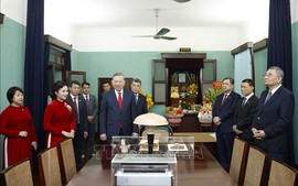 Tổng Bí thư Tô Lâm dâng hương tại Khu Di tích Hoàng thành Thăng Long và Di tích nhà 67