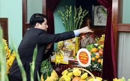 Chủ tịch nước Lương Cường dâng hương tưởng niệm Chủ tịch Hồ Chí Minh