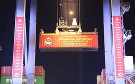 Phát lệnh làm hàng đầu xuân tại cảng Tân Cảng-Cát Lái