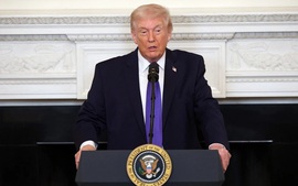 THUẾ QUAN HOA KỲ: Tổng thống Donald Trump tạm áp thuế toàn cầu 10%