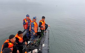 CẬP NHẬT: Tìm thấy 1 nạn nhân mất tích trong vụ lật tàu khách trên hồ Thác Bà