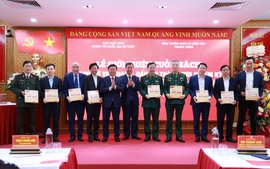 Giới thiệu cuốn sách về dấu ấn thành tựu nhiệm kỳ Đại hội lần thứ XIII của Đảng