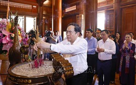 Chủ tịch Quốc hội Trần Thanh Mẫn dâng hương tưởng nhớ Chủ tịch Hồ Chí Minh tại Nghệ An