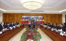 Chủ tịch Quốc hội Trần Thanh Mẫn hội kiến Chủ tịch Quốc hội Lào Saysomphone Phomvihane