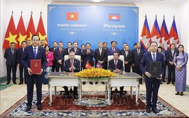 Tổng Bí thư Tô Lâm chứng kiến Lễ ký và trao các văn kiện hợp tác tại Campuchia