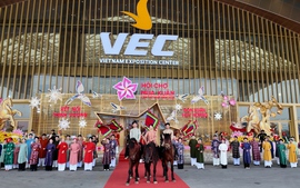 Trình diễn cổ phục Việt tại Hội chợ Mùa Xuân