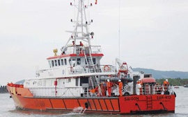 Giải cứu thành công thuyền viên tàu vận tải bị chìm trên biển