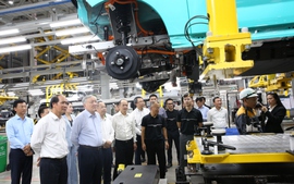 Phó Thủ tướng Thường trực Nguyễn Hòa Bình thăm Nhà máy sản xuất ô tô điện VinFast