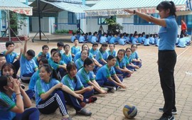 Chế độ trang phục khi kiêm nhiệm giáo viên thể dục