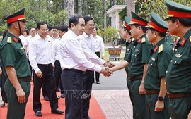 Chủ tịch Quốc hội Trần Thanh Mẫn thăm, làm việc với Sư đoàn 9