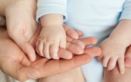 Nhận con nuôi được hưởng chế độ thai sản thế nào?