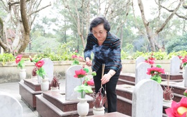 Phó Thủ tướng Phạm Thị Thanh Trà dâng hương tri ân các Anh hùng liệt sĩ tại Quảng Trị