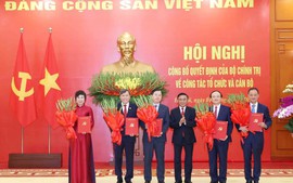 Công bố Quyết định của Bộ Chính trị về công tác tổ chức và cán bộ của 5 cơ quan