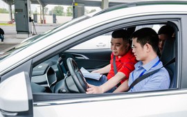 Lái xe biển vàng có bắt buộc mặc đồng phục, đeo thẻ?