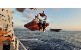 Cứu kịp thời ngư dân bị đột quỵ ở vùng biển Đặc khu Hoàng Sa